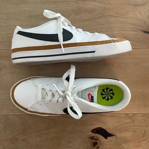 Women’s Nike Court Legacy 9.5